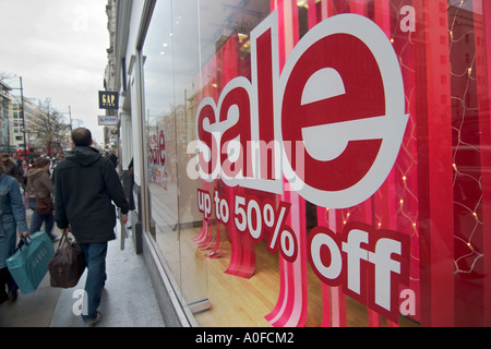 Vendita sign in vetrina su Oxford Street, Londra Foto Stock