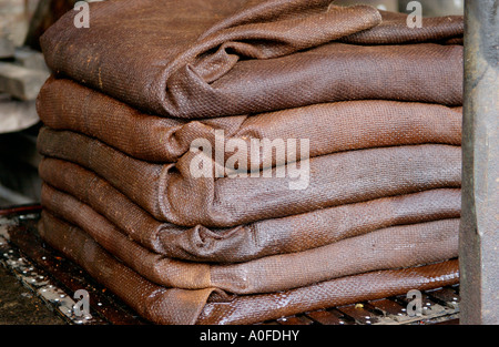 Schiacciate le mele confezionate accatastate nei panni di Hesse per filtrare il succo dalla polpa di mela per fare il sidro REGNO UNITO Foto Stock