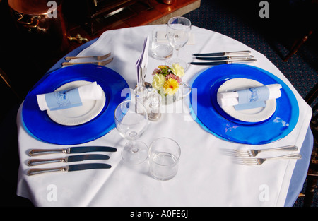 Posizionare l'impostazione nel raffinato ristorante presso il Talbot a Knightwick Worcestershire Inghilterra Foto Stock