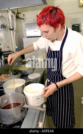 Chef con i capelli rossi la produzione del gelato presso il Talbot a Knightwick Worcestershire Inghilterra Foto Stock