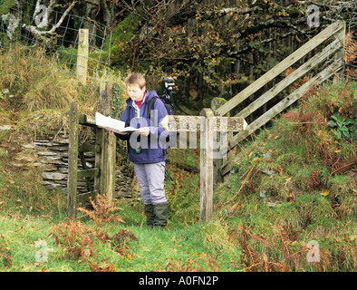 CHALLACOMBE Devon England Regno Unito ottobre una donna mappa la lettura sulla passeggiata alla Chiesa Challacombe Foto Stock