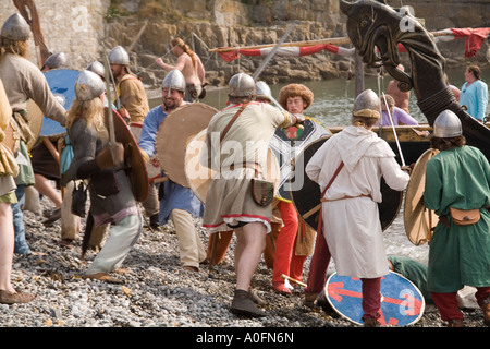 MOELFRE Isola di Anglesey North Wales UK Luglio il Welsh impegnare in battaglia nel tentativo di respingere gli invasori Vichinghi Foto Stock