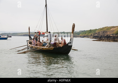 MOELFRE Isola di Anglesey North Wales UK Luglio uno dei vichinghi barche lungo cui sono scesi i guerrieri off sulla spiaggia Foto Stock