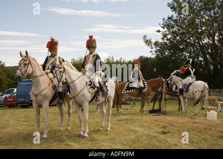 PENTRAETH Isola di Anglesey North Wales UK agosto alcuni degli ussari di Anglesey ri emanazione gruppo attorno ad intrattenere la folla Foto Stock