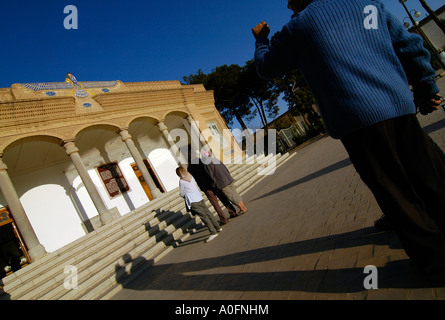 I turisti occidentali visitare l'antico tempio di fuoco, un santuario zoroastriano, Yazd, Iran. Foto Stock