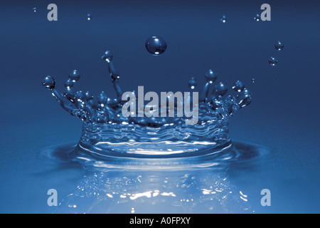 Goccia di scoppio di acqua sulla superficie dell'acqua Foto Stock