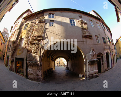 La famosa Piazza del Mercato a Lucca Toscana Italia vista dall'esterno fisheye Foto Stock