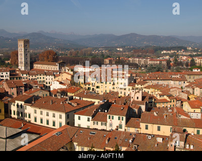 La famosa Piazza del Mercato a Lucca Toscana Italia fu costruito sulle fondamenta di un anfiteatro romano Foto Stock