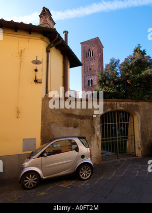 Colore grigio metallizzato argento Smart auto parcheggiate in strada tipica a Lucca in Toscana Foto Stock