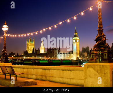 Case del Parlamento visto dall'Albert Embankment, fiume Thames, London, England. Foto Stock