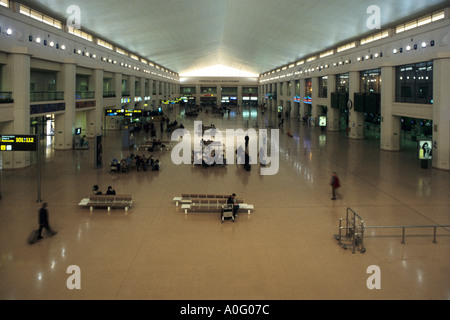 Interno della sala partenze presso l'aeroporto di Malaga Foto Stock