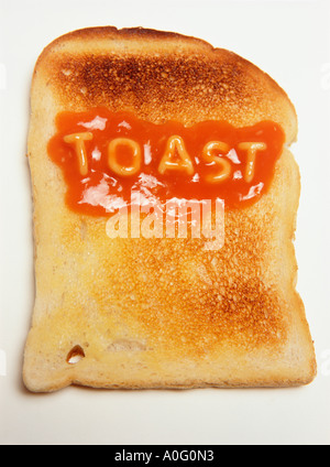 Alfabeto spaghetti ortografia della parola toast sul pezzo di pane tostato