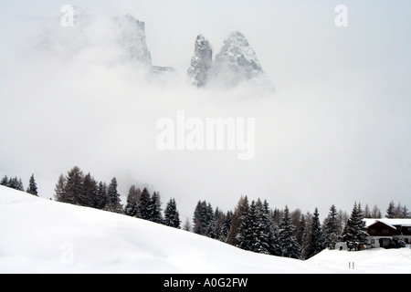La Punta Santner attraverso picchi di cloud a Alpe di Siusi / Seiseralm nelle Dolomiti italiane Foto Stock