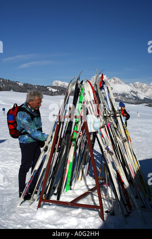 Rack di sci di fondo sci sull'Alpe di Siusi Seiseralm nelle Dolomiti italiane in inverno Foto Stock