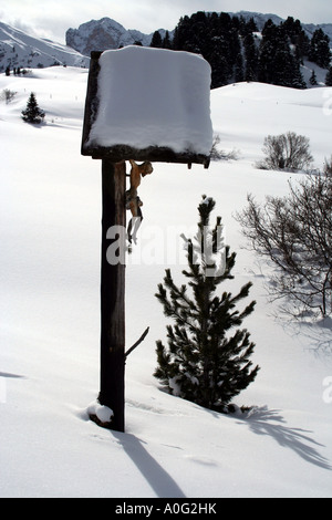 Crocifisso Snowbound sull Alpe di Siusi Seiseralm in inverno Foto Stock