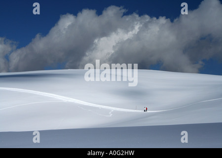 Walkers su una neve invernale sentiero sulla Bulacia Puflatsch altopiano, Alpe di Siusi Seiseralm nelle Dolomiti italiane Foto Stock