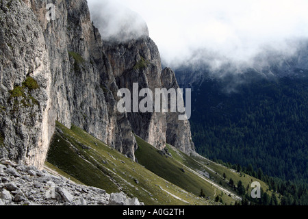 Di seguito il vertiginoso aumento del Settsass picchi, in prossimità del Passo Falzarego al di sopra di Cortina d'Ampezzo, Dolomiti italiane Foto Stock