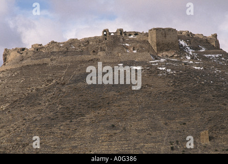 Resti del castello di Shobak sulla cima di una collina con fusione della neve vicino alla città di Shobak lungo il re s autostrada nel sud della Giordania Foto Stock