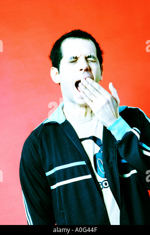 Giovane uomo sbadigli Foto Stock