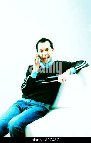 Giovane uomo che parla al telefono Foto Stock