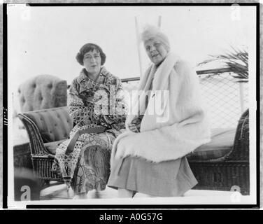 Mrs Warren G Harding e Evalyn Walsh McLean seduti sul divano Foto Stock