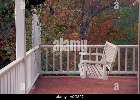 Silenzioso portico anteriore rotazione sulla casa tradizionale in autunno pronto per il tempo di sedersi, Midwest USA Foto Stock