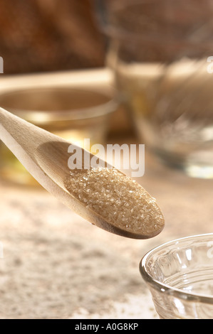 Panificio bancone cucina con miscelazione cucchiaio colmo di zucchero Foto Stock