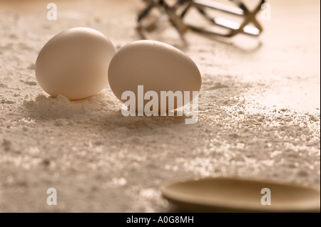 Panificio bancone cucina con due uova, fruste e cucchiaio Foto Stock