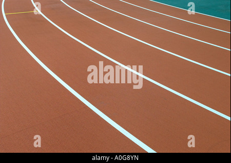 Vista ravvicinata di una pista e campo caso lo stadio con le corsie a formare motivi grafici Foto Stock