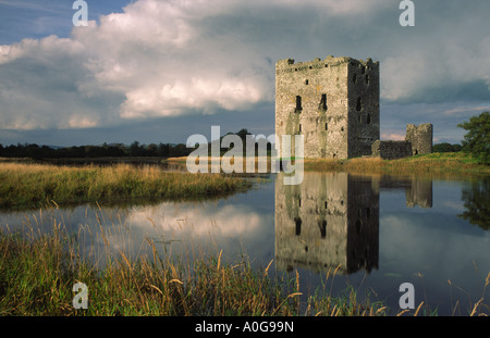 Castello Scozzese atmosferiche di rovine del castello Threave riflessa nel fiume Dee vicino a Castle Douglas Regno Unito Scozia Foto Stock