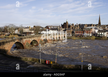 Inverno Fiume Nith inondazioni nell ondata acqua racing attraverso archi nel ponte Deverguilla Dumfries town centre Scozia UK Foto Stock