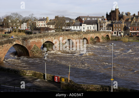 Allagamento di un torrente impetuoso Fiume Nith nel diluvio a ponte Devorguilla cercando di fronte a Whitesands in Dumfries Scozia UK Foto Stock