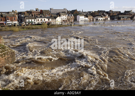 Inondare il torrente impetuoso del Fiume Nith nell ondata di allagamento e case businsses sul Whitesands Dumfries Scozia UK Foto Stock