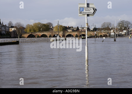 Alluvione in un invaso Whitesands sommerso simbolo di parcheggio su Whitesands Fiume Nith nel diluvio di Dumfries Scozia UK Foto Stock