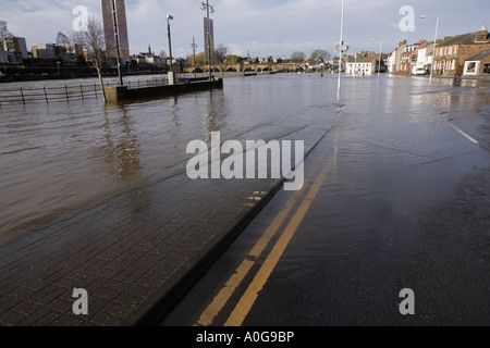 Alluvione cambiamenti climatici road allagato il Whitesands Dumfries Scozia UK Foto Stock