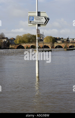 Diluvio sotto acqua parcheggio in un invaso Whitesands Fiume Nith scoppiare le sue banche in Dumfries town centre Scozia UK Foto Stock