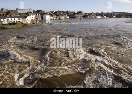 Il riscaldamento globale torrente impetuoso Fiume Nith nell ondata di inondazione del Whitesands Dumfries Scozia Gran Bretagna Foto Stock