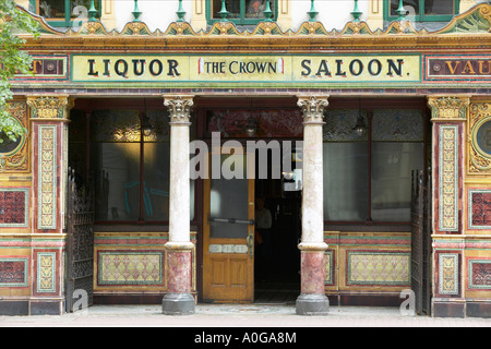 Il Crown Liquor Saloon su Great Victoria Street, Belfast, Irlanda del Nord Foto Stock