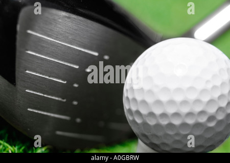 Close up di legno e pallina da golf sul raccordo a T Foto Stock