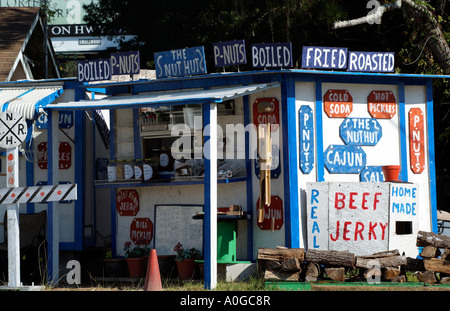 Angolo di arachidi store strada capanna di legno vendita di dadi e sottaceti Florida USA Foto Stock