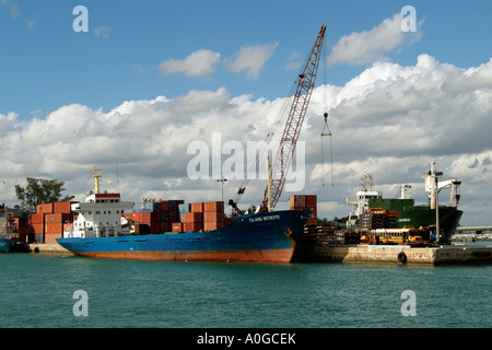 Contenitore nave l'isola Intrepid che naviga sotto la bandiera di Saint Vincent e Grenadine imbarco nel porto di Miami Foto Stock