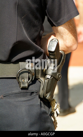 Pistola poliziotti Glock pistola usa gli ufficiali di polizia pistola tenuta in custodia attaccata alla sua cintura Foto Stock