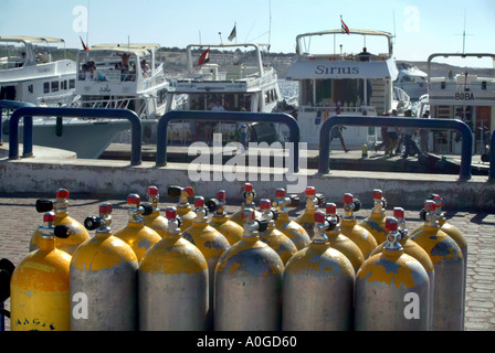 Bottiglie di aria in attesa di essere caricato su barche per immersioni a Naama Bay a Sharm el Sheikh Egitto Foto Stock