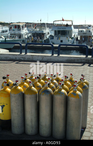 Bottiglie di aria in attesa di essere caricato su barche per immersioni a Naama Bay a Sharm el Sheikh Egitto Foto Stock