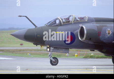 HS Blackburn Buccaneer S2B preparando per il decollo da RAF Lossiemouth, murene, Scozia. Regno Unito. GAV 2129-182 Foto Stock