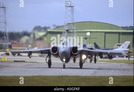 HS Blackburn Buccaneer S2B preparando per il decollo da RAF Lossiemouth, murene, Scozia. Regno Unito. GAV 2130-182 Foto Stock