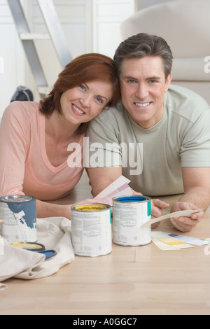 Coppia sorridente scegliendo i colori di vernice Foto Stock