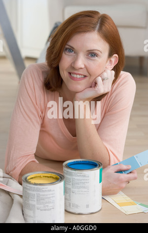 Donna sorridente con i campioni di vernice Foto Stock