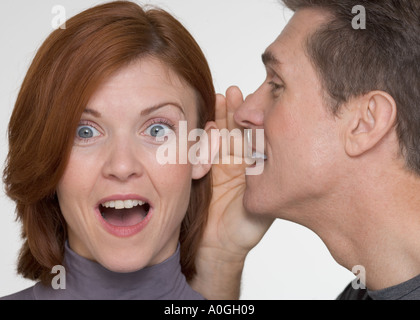 Uomo Donna dice sorprendente segreto Foto Stock