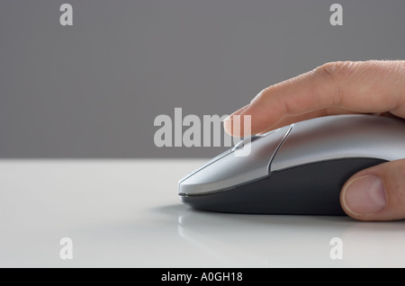 Profilo della mano sul mouse Foto Stock